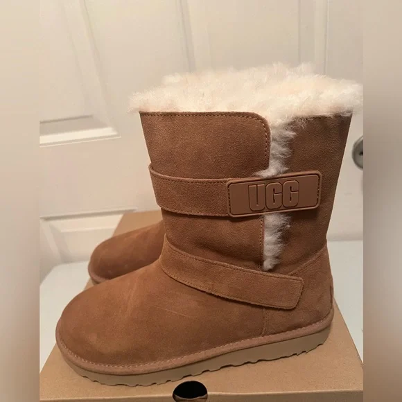 NEW UGG W Bailey Graphic Logo Strap Boot - chestnut - Picture 8 of 11